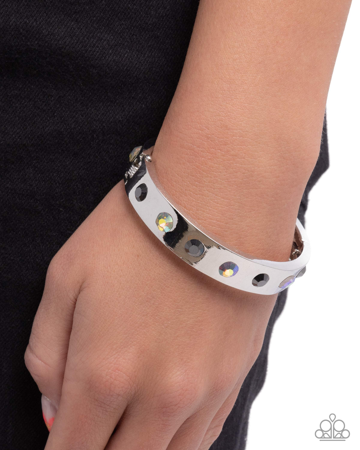 Paparazzi - Competitive Edge - Silver - Hinge Bracelet