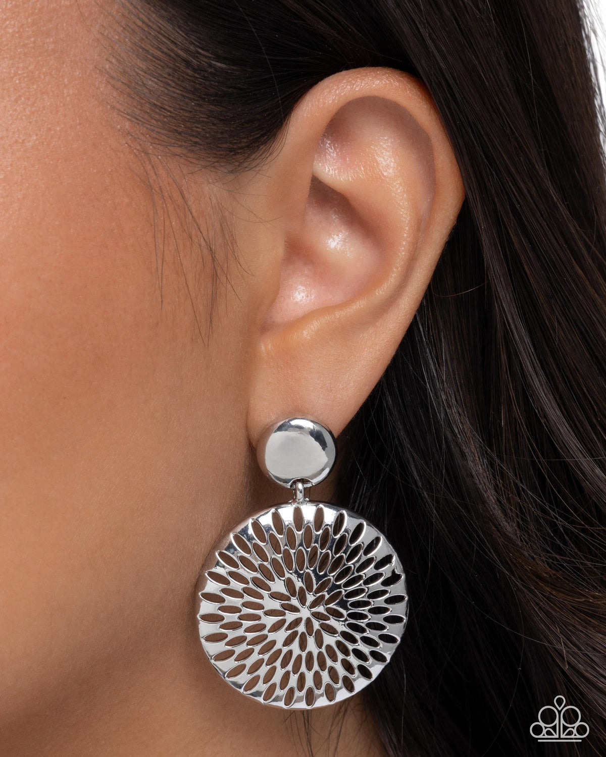 Paparazzi - Woven Ware - Silver
